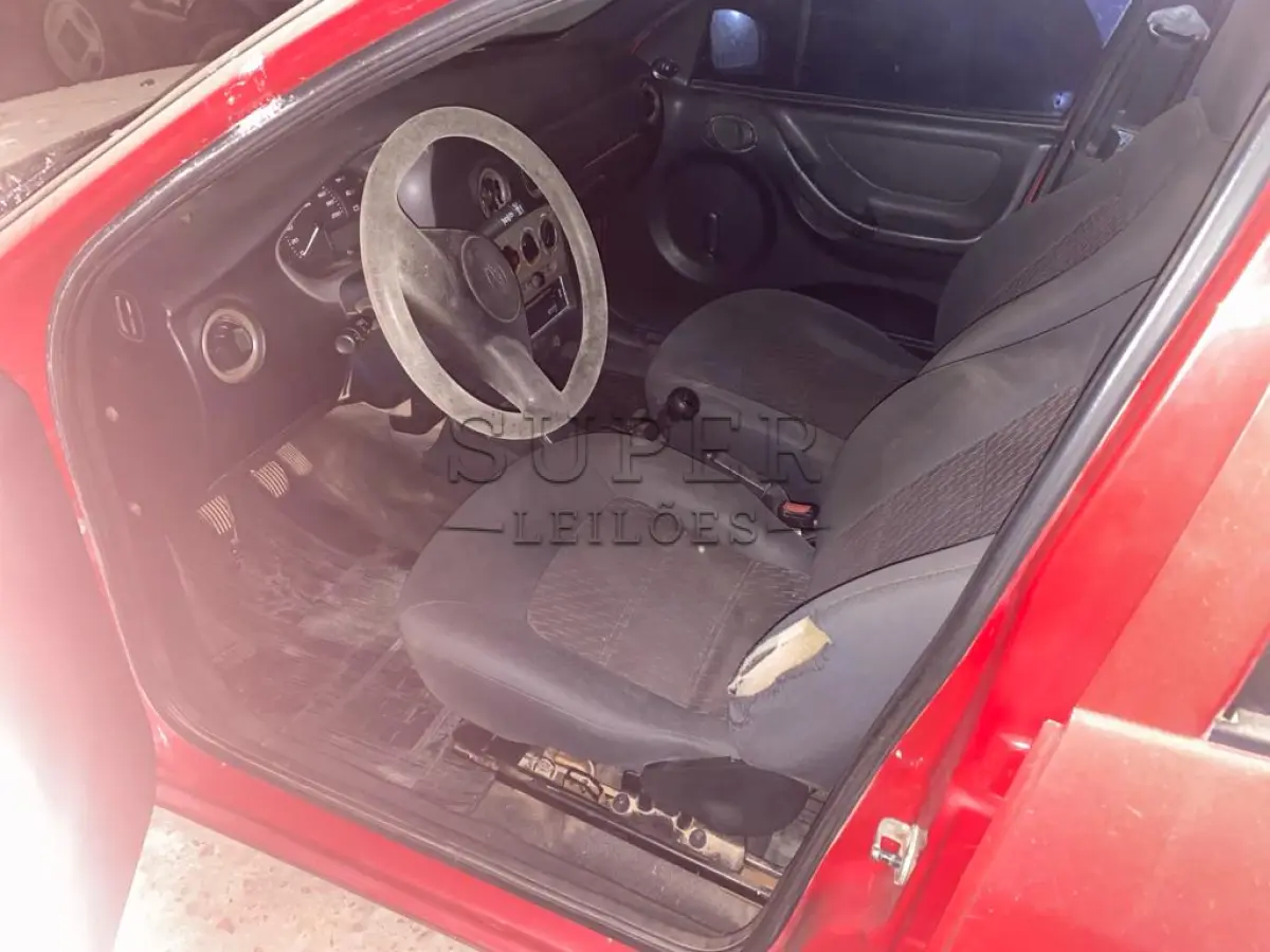 LOTE 001 - Automóvel GM/Celta, ano/modelo 2003, gasolina, cor vermelha, placa ILH 0769.