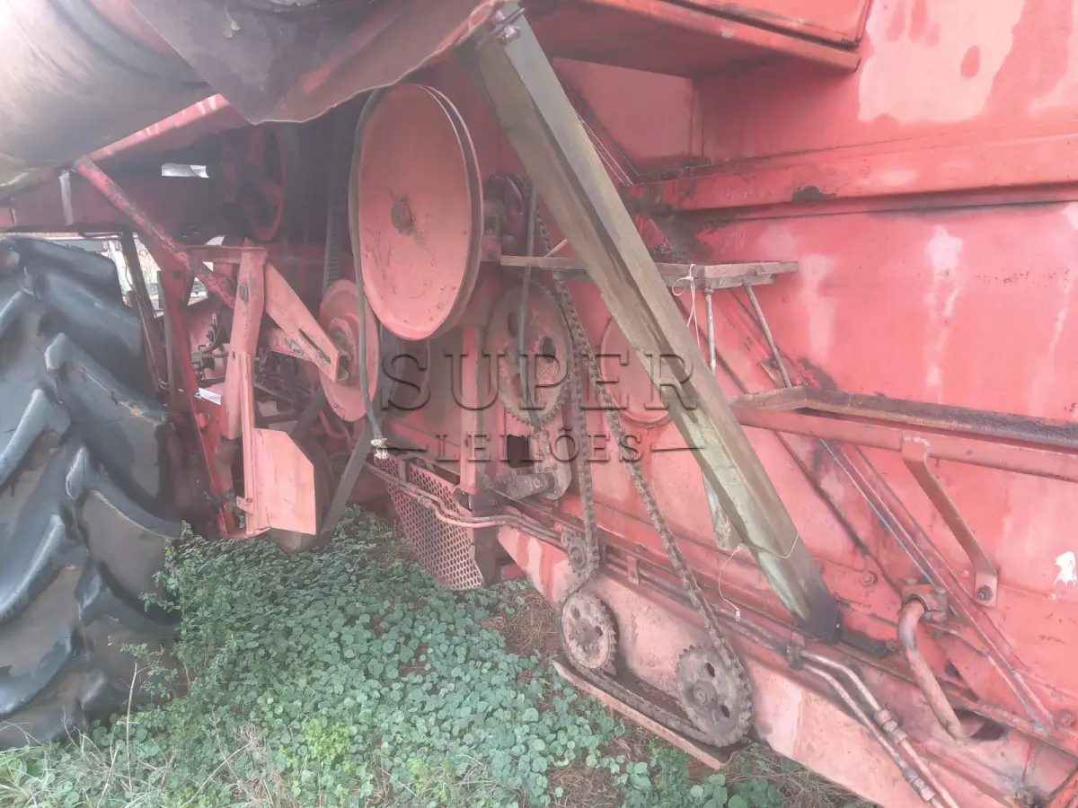 LOTE 001 - Colheitadeira Massey Ferguson 3640,  tracionada, ano 1984/1985.