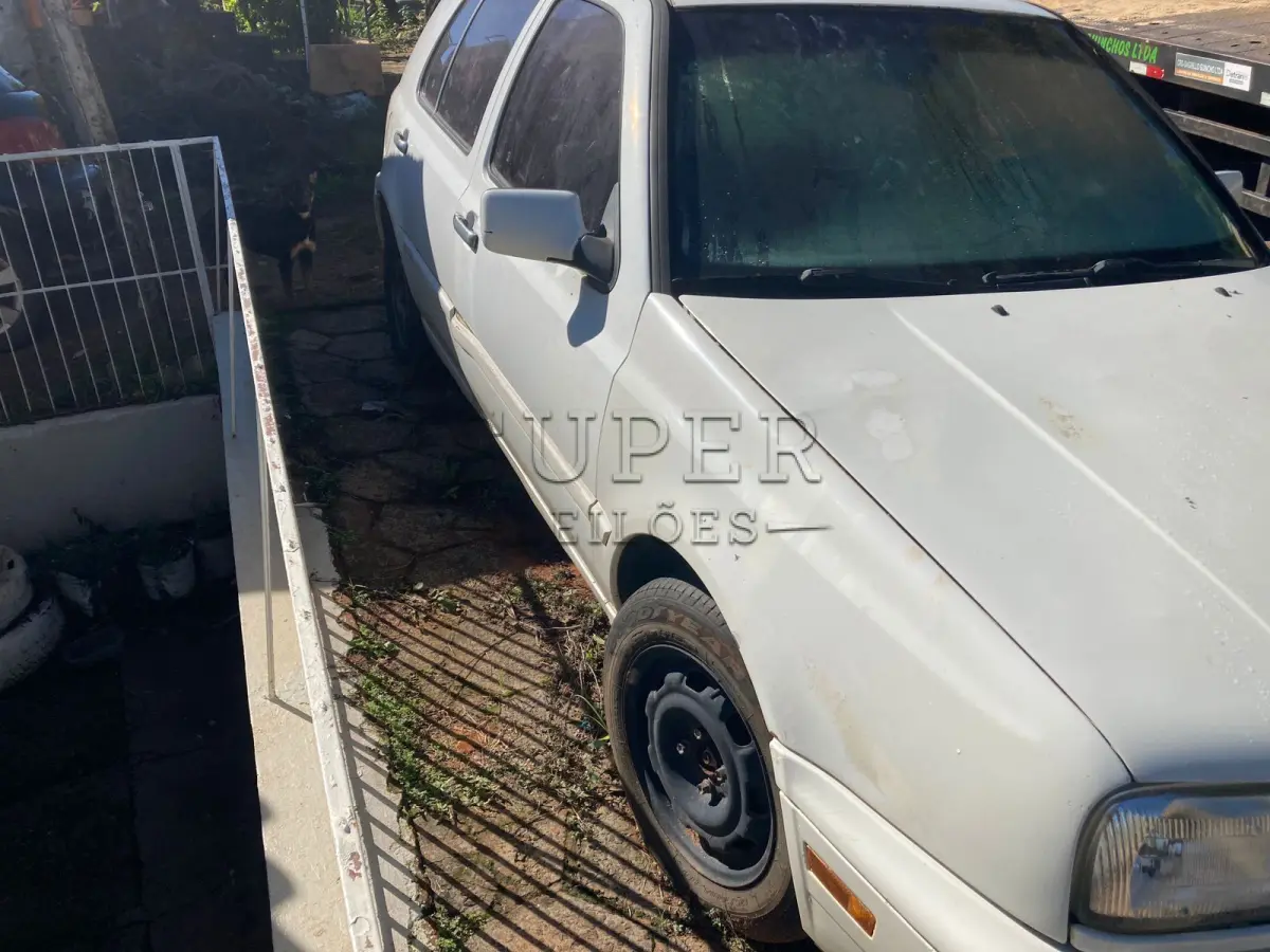 LOTE 001 - VW GOLF GLX 2.0 MI, PLACA IGQ 4947, COR BRANCA, GASOLINA, ANO/MODELO 1997