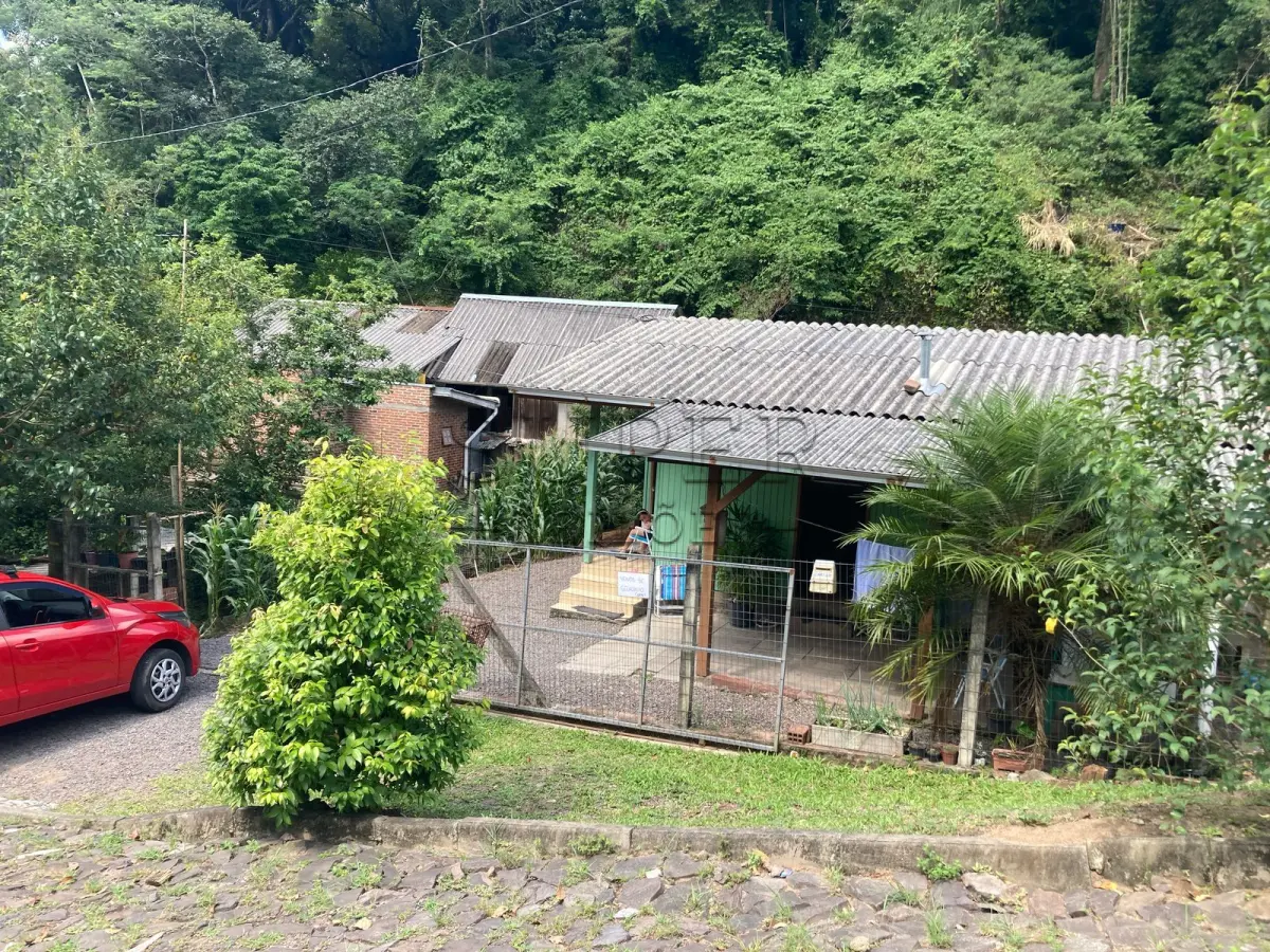 LOTE 001 - Terreno Urbano, com a área de 1.687,50m, com benfeitorias não averbadas. Igrejinha/RS