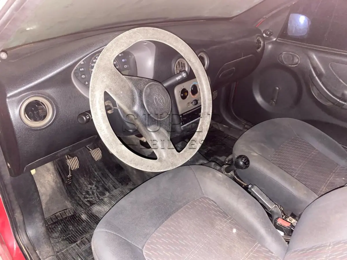LOTE 001 - Automóvel GM/Celta, ano/modelo 2003, gasolina, cor vermelha, placa ILH 0769.
