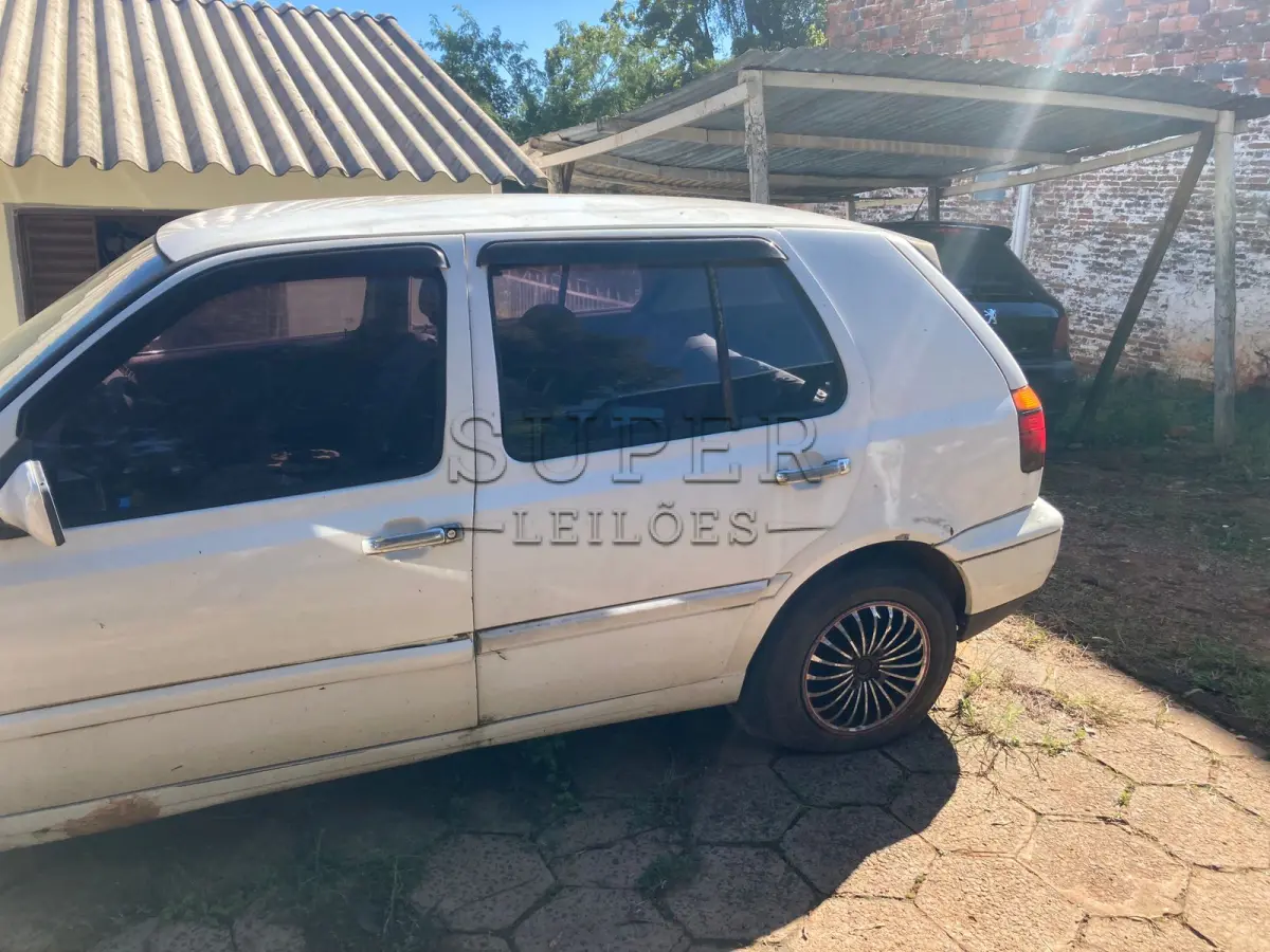 LOTE 001 - VW GOLF GLX 2.0 MI, PLACA IGQ 4947, COR BRANCA, GASOLINA, ANO/MODELO 1997