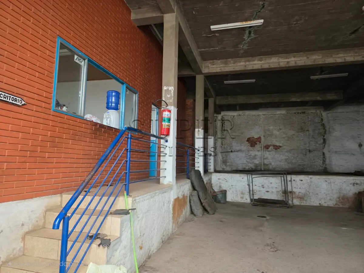 LOTE 000 - UM PRÉDIO DE ALVENARIA, constituído de um salão para fins comerciais, a Rua Ivo Becker, sob número 85,  Cachoeira do Sul/RS