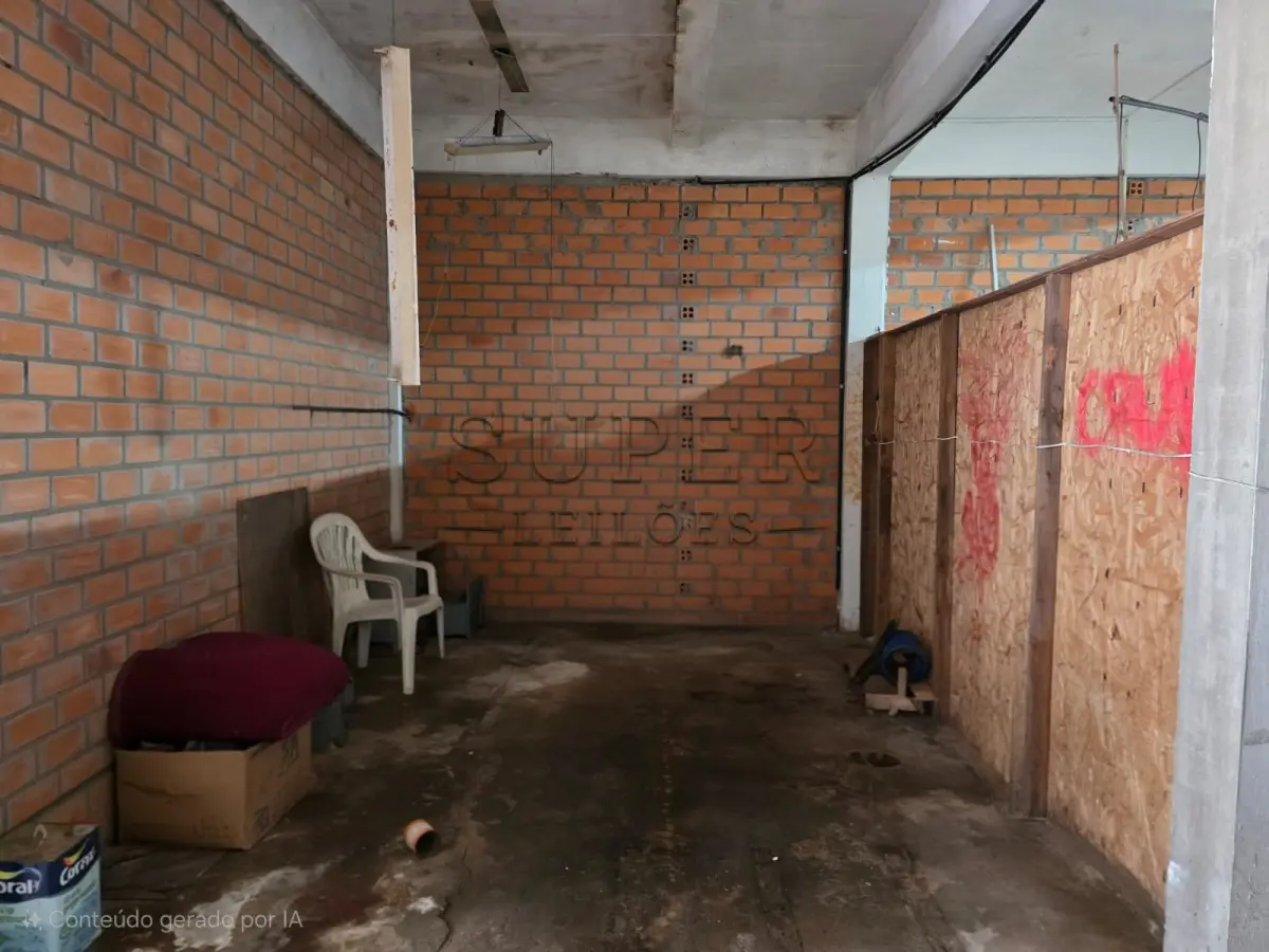 LOTE 000 - UM PRÉDIO DE ALVENARIA, constituído de um salão para fins comerciais, a Rua Ivo Becker, sob número 85,  Cachoeira do Sul/RS
