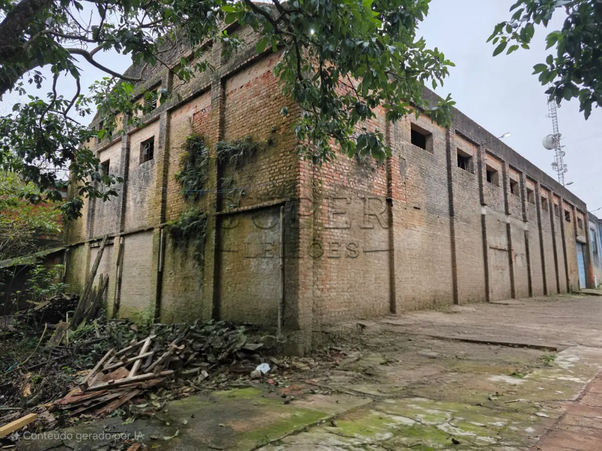 LOTE 000 - UM PRÉDIO DE ALVENARIA, constituído de um salão para fins comerciais, a Rua Ivo Becker, sob número 85,  Cachoeira do Sul/RS