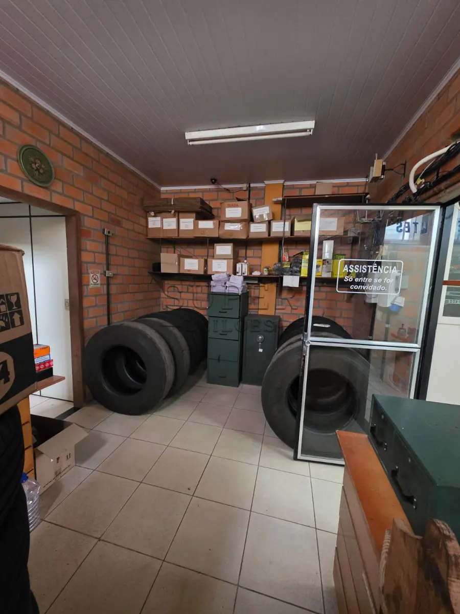 LOTE 000 - UM PRÉDIO DE ALVENARIA, constituído de um salão para fins comerciais, a Rua Ivo Becker, sob número 85,  Cachoeira do Sul/RS