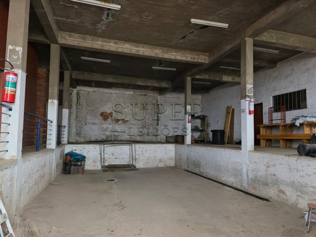 LOTE 000 - UM PRÉDIO DE ALVENARIA, constituído de um salão para fins comerciais, a Rua Ivo Becker, sob número 85,  Cachoeira do Sul/RS