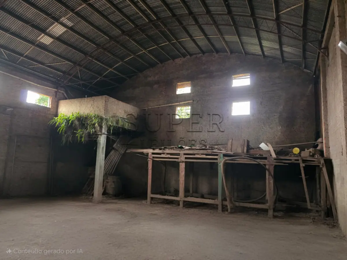 LOTE 000 - UM PRÉDIO DE ALVENARIA, constituído de um salão para fins comerciais, a Rua Ivo Becker, sob número 85,  Cachoeira do Sul/RS
