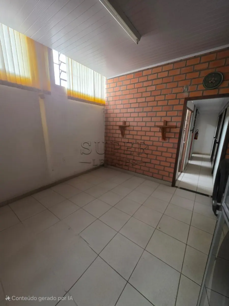 LOTE 000 - UM PRÉDIO DE ALVENARIA, constituído de um salão para fins comerciais, a Rua Ivo Becker, sob número 85,  Cachoeira do Sul/RS