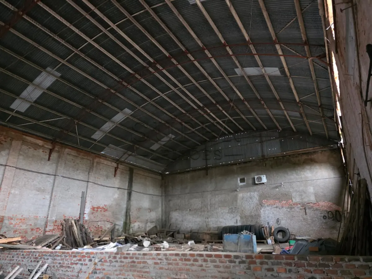 LOTE 000 - UM PRÉDIO DE ALVENARIA, constituído de um salão para fins comerciais, a Rua Ivo Becker, sob número 85,  Cachoeira do Sul/RS