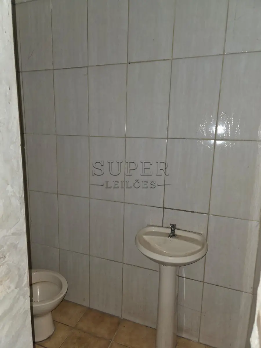 LOTE 000 - UM PRÉDIO DE ALVENARIA, constituído de um salão para fins comerciais, a Rua Ivo Becker, sob número 85,  Cachoeira do Sul/RS