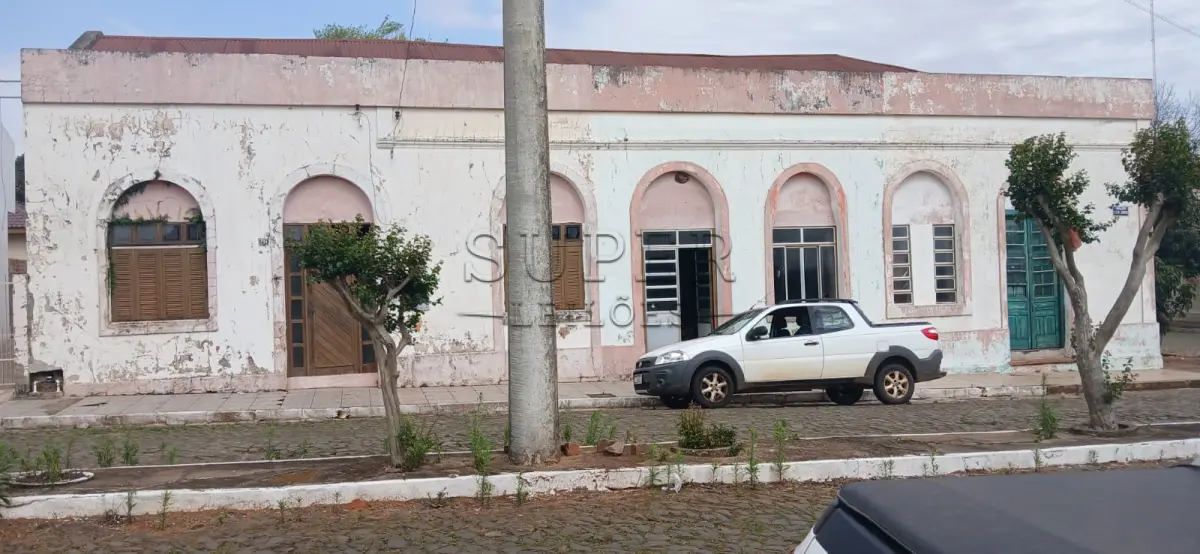 LOTE 003 - UM PRÉDIO construído de tijolos, coberto de telhas, forrado e assoalhado e o respectivo terreno, com Área Remanescente de 966,24m². Conforme matrícula nº 10.749 Livro nº 2 RG do CRI de São Francisco de Assis.