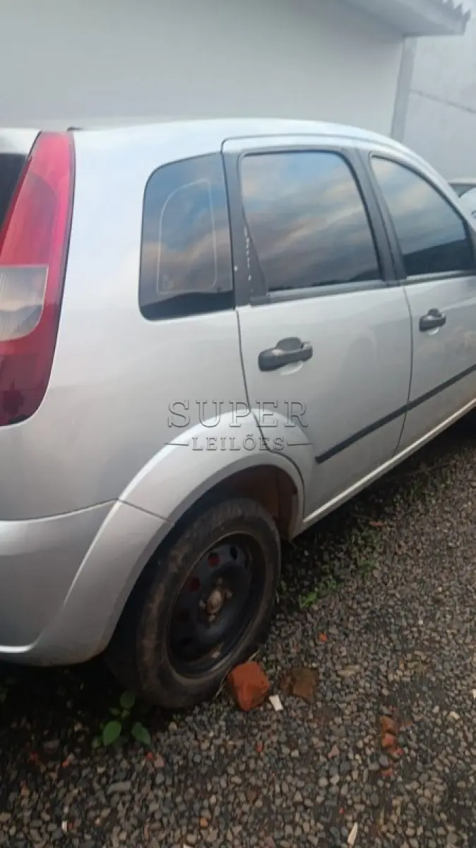 LOTE 003 - Um veículo FORD FIESTA 2002/2005, PRATA, PLACA IMM6D36.
