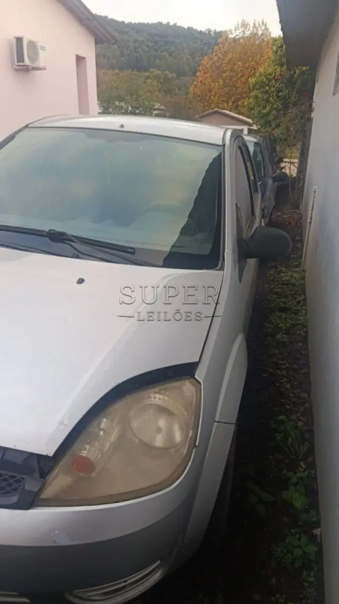 LOTE 003 - Um veículo FORD FIESTA 2002/2005, PRATA, PLACA IMM6D36.