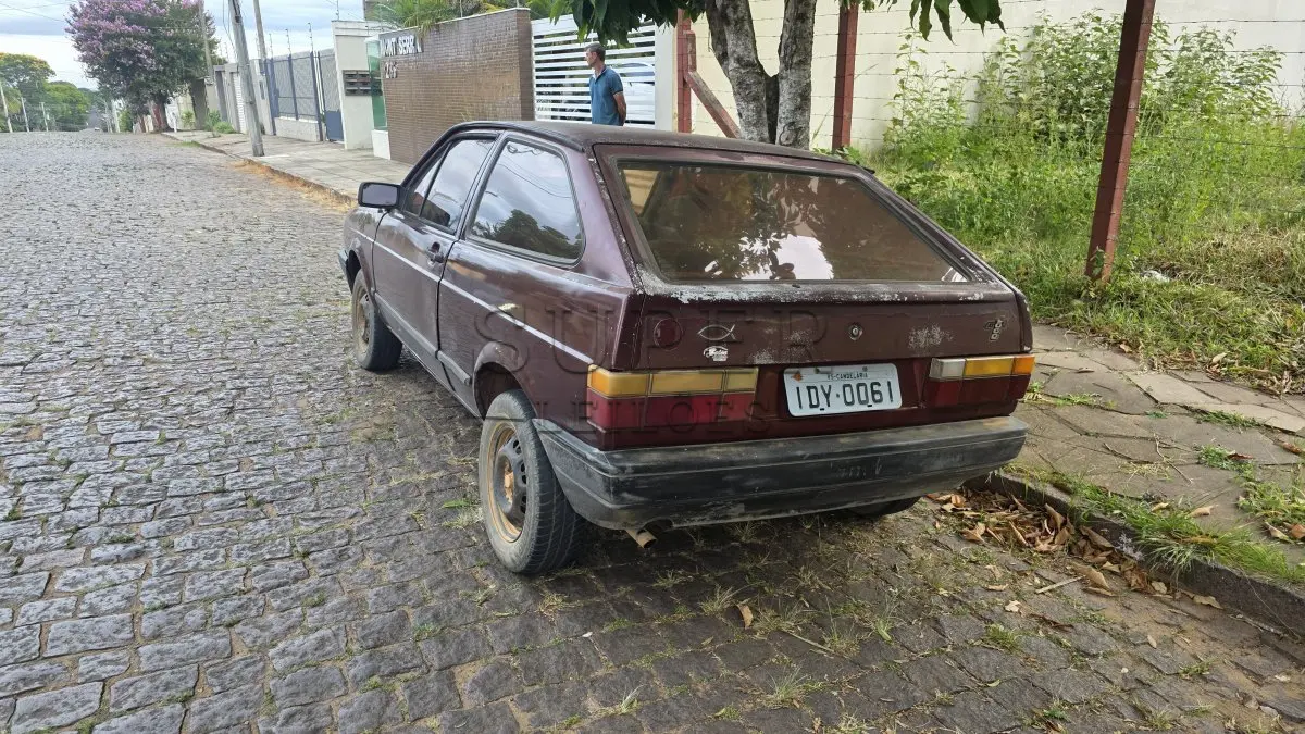 LOTE 0002 - Automóvel modelo Gol 1000, Volkswagen, ano 1995, modelo 1996, a gasolina, na cor vermelha, placas IDY0061.