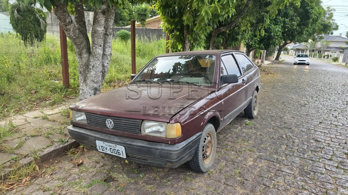LOTE 0002 - Automóvel modelo Gol 1000, Volkswagen, ano 1995, modelo 1996, a gasolina, na cor vermelha, placas IDY0061.