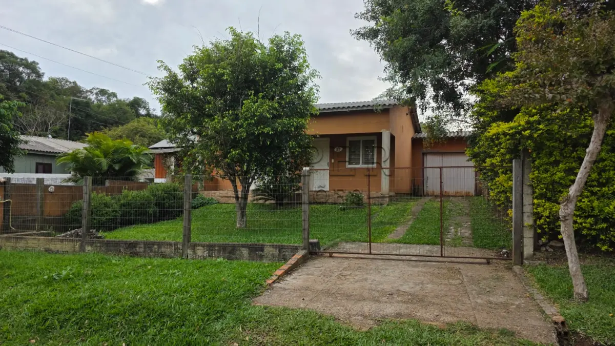 LOTE 002 - Um terreno com benfeitoria na cidade de Cachoeira do Sul, na vila Marina sob o nº 27 da quadra 8, com matrícula 6322, segundo o que consta no registro da matrícula. No evento 76 dos autos consta que o referido tem uma casa de alvenaria em seu conjunto