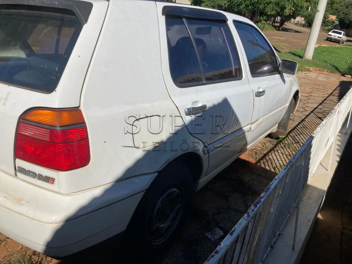 LOTE 001 - VW GOLF GLX 2.0 MI, PLACA IGQ 4947, COR BRANCA, GASOLINA, ANO/MODELO 1997