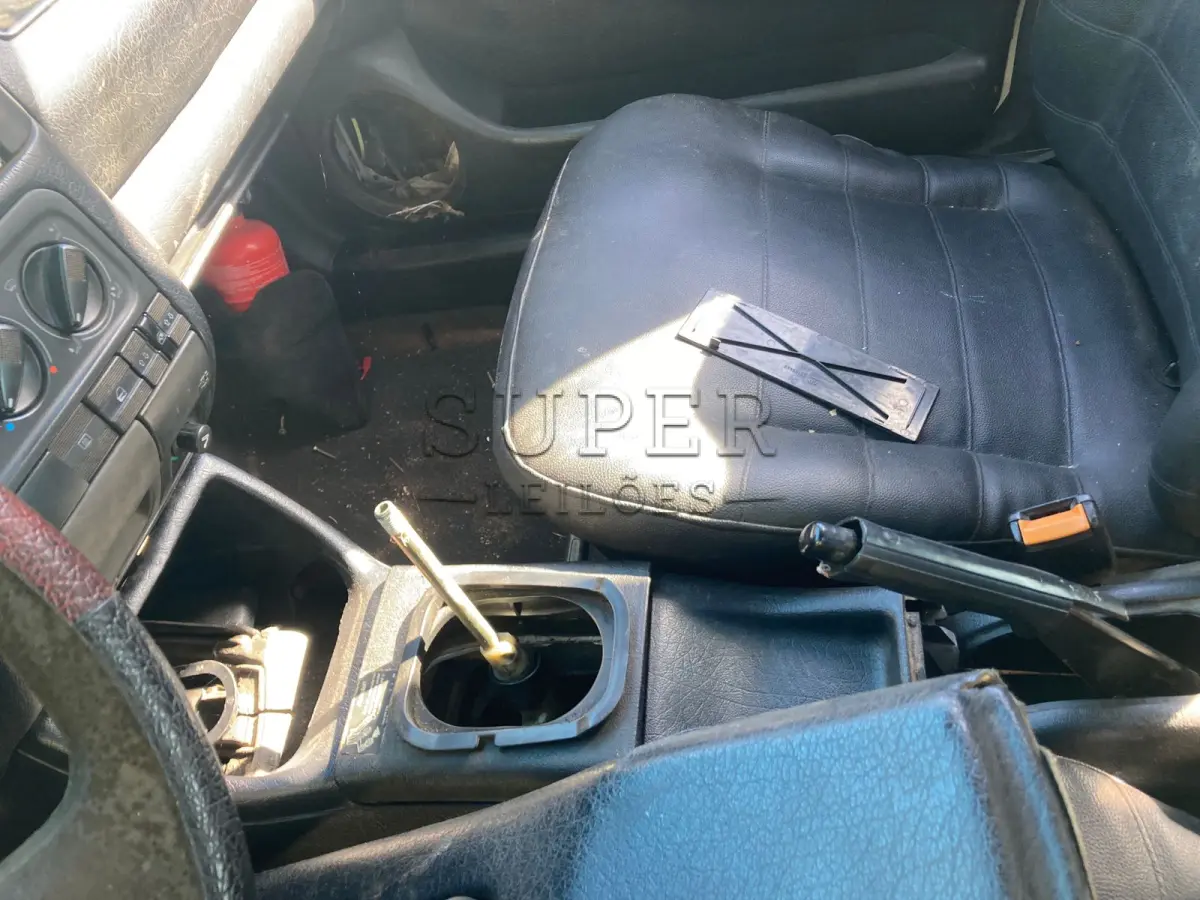 LOTE 001 - VW GOLF GLX 2.0 MI, PLACA IGQ 4947, COR BRANCA, GASOLINA, ANO/MODELO 1997