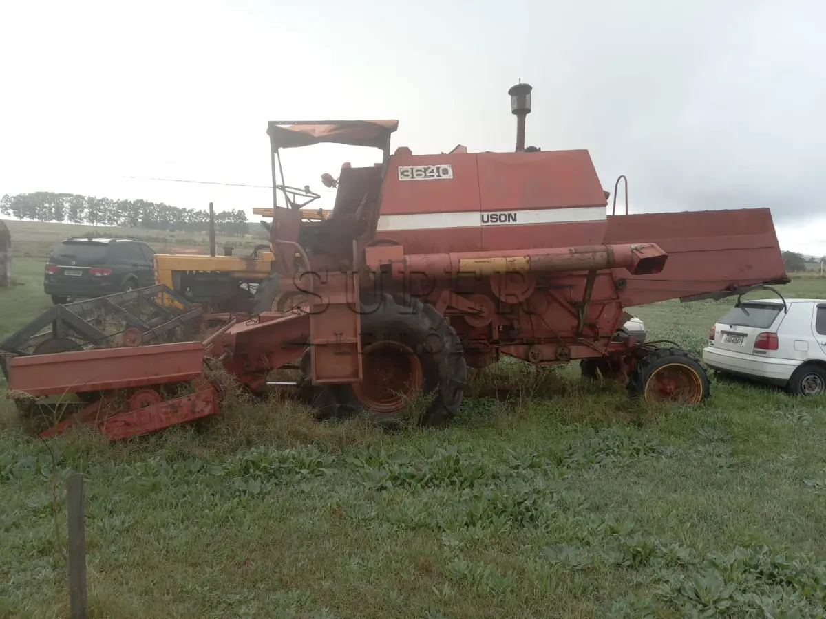 LOTE 001 - Colheitadeira Massey Ferguson 3640,  tracionada, ano 1984/1985.