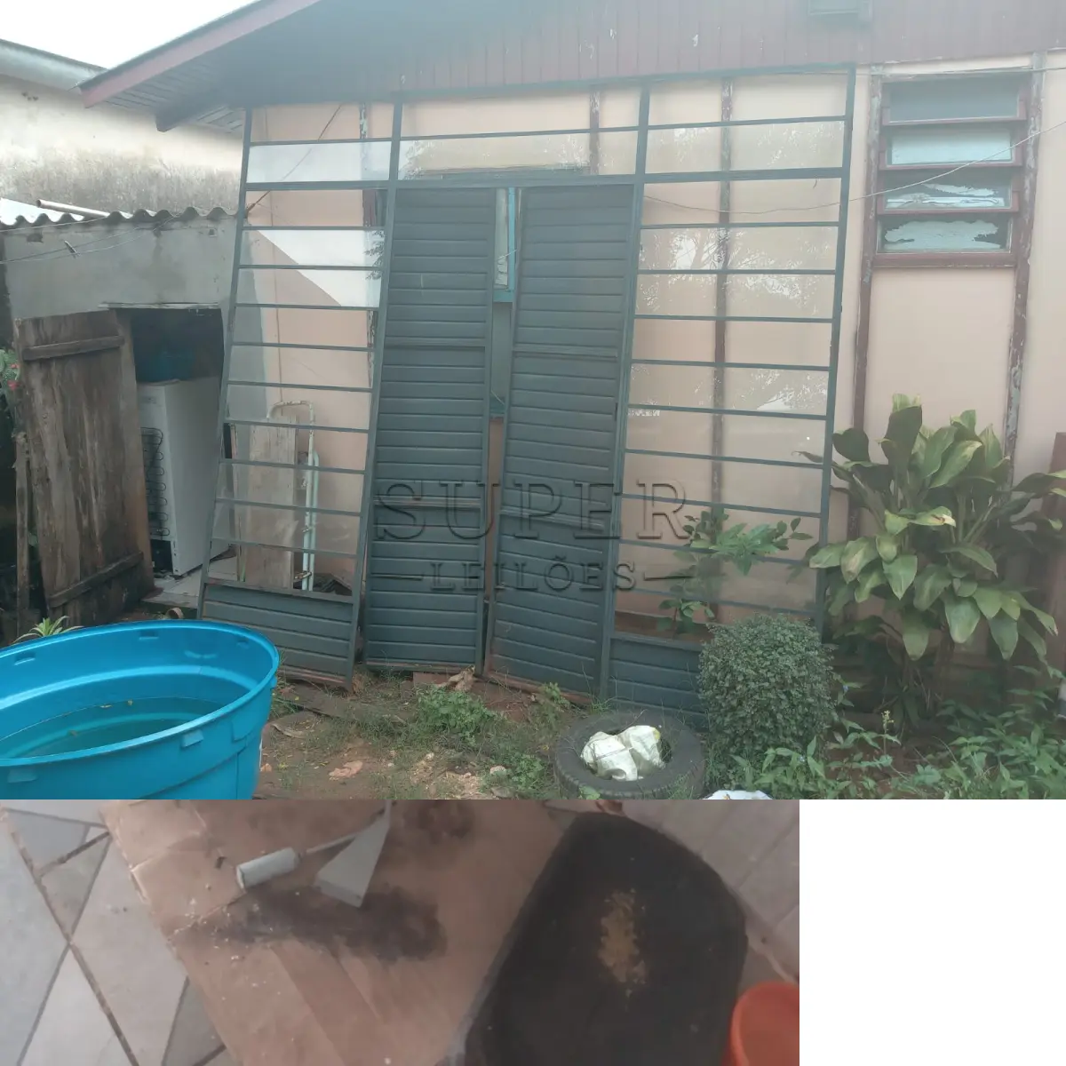 LOTE 003 -  LOTE 03- Porta de aço e vidro, medindo 5 x 2 m;