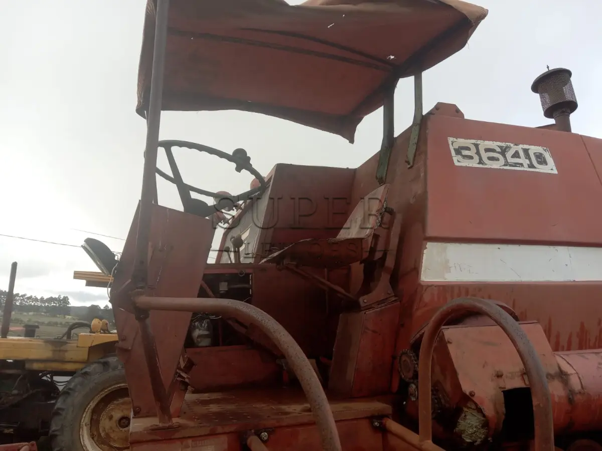 LOTE 001 - Colheitadeira Massey Ferguson 3640,  tracionada, ano 1984/1985.