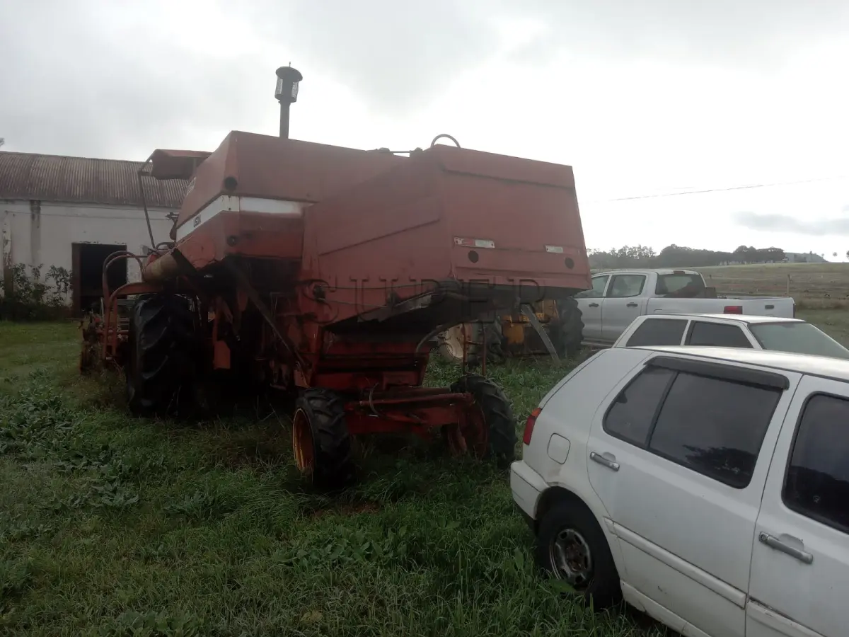 LOTE 001 - Colheitadeira Massey Ferguson 3640,  tracionada, ano 1984/1985.