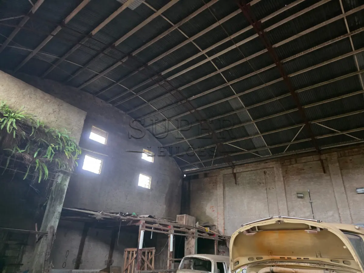 LOTE 000 - UM PRÉDIO DE ALVENARIA, constituído de um salão para fins comerciais, a Rua Ivo Becker, sob número 85,  Cachoeira do Sul/RS