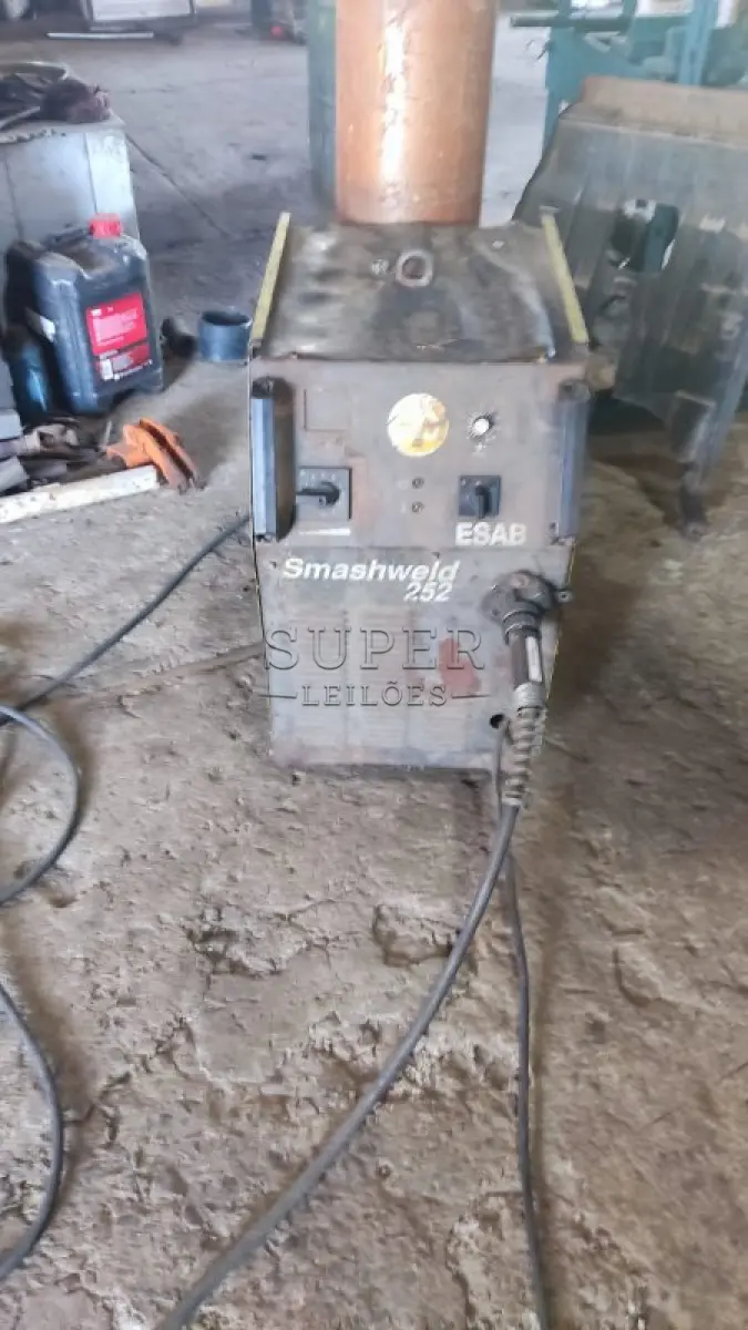 LOTE 012 - Uma máquina de solda MIG, marca ESAB, modelo Smashweld 252