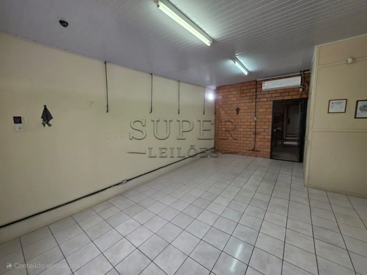 LOTE 000 - UM PRÉDIO DE ALVENARIA, constituído de um salão para fins comerciais, a Rua Ivo Becker, sob número 85,  Cachoeira do Sul/RS