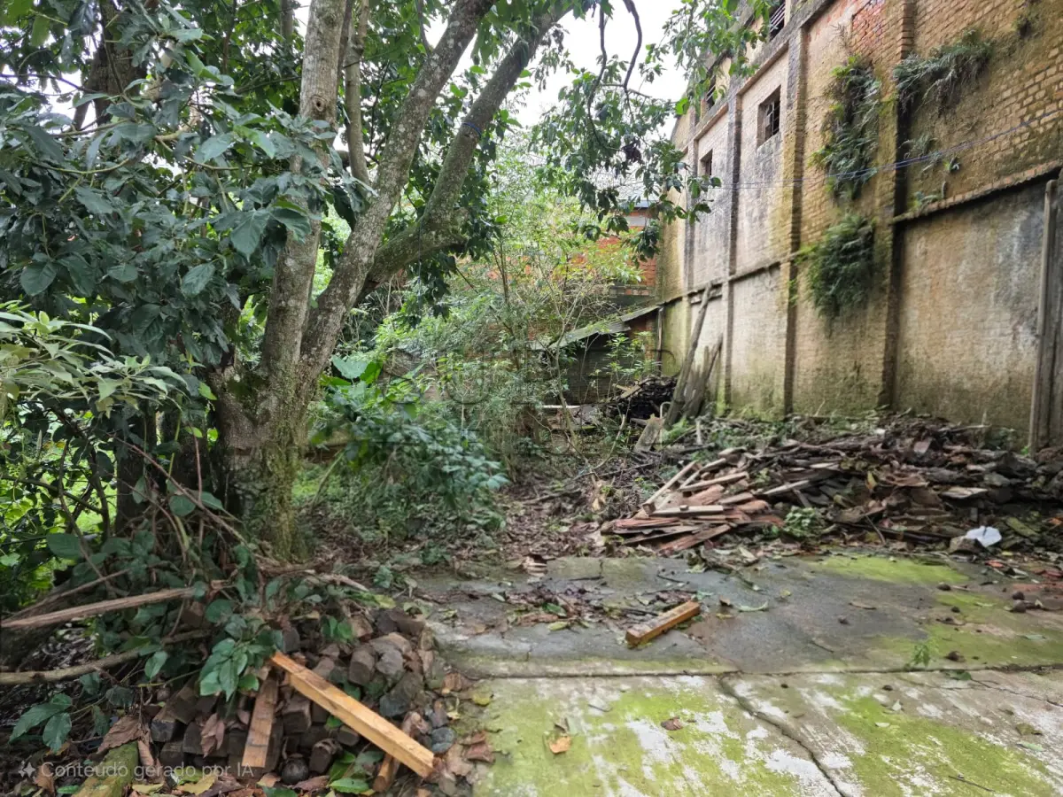 LOTE 000 - UM PRÉDIO DE ALVENARIA, constituído de um salão para fins comerciais, a Rua Ivo Becker, sob número 85,  Cachoeira do Sul/RS