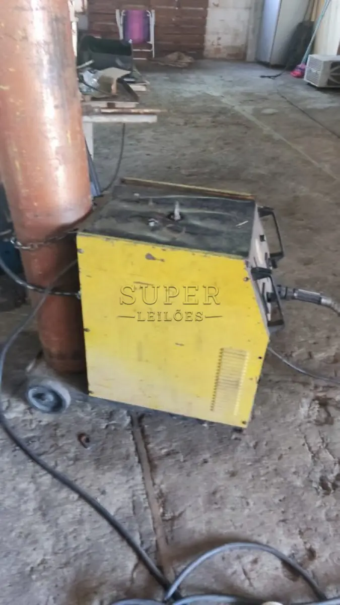 LOTE 012 - Uma máquina de solda MIG, marca ESAB, modelo Smashweld 252