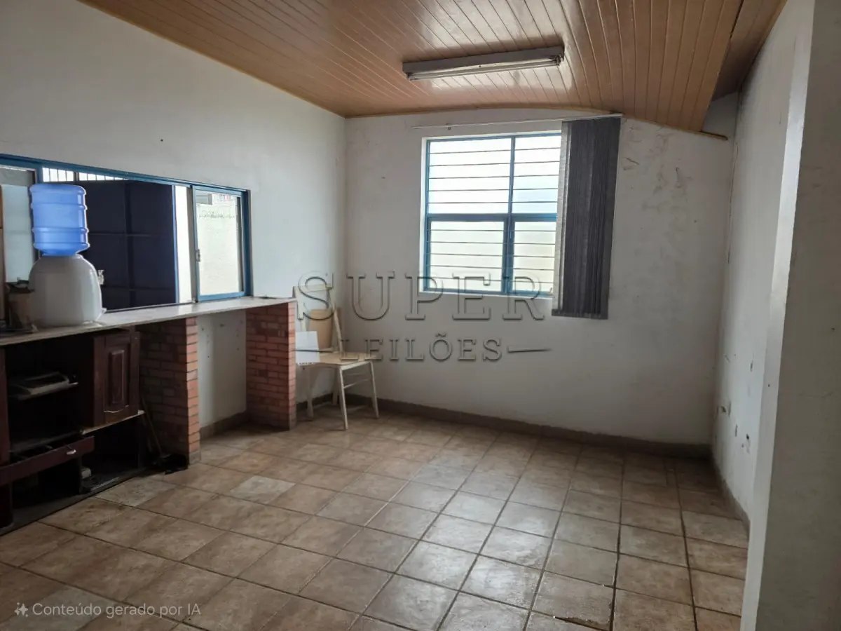 LOTE 000 - UM PRÉDIO DE ALVENARIA, constituído de um salão para fins comerciais, a Rua Ivo Becker, sob número 85,  Cachoeira do Sul/RS