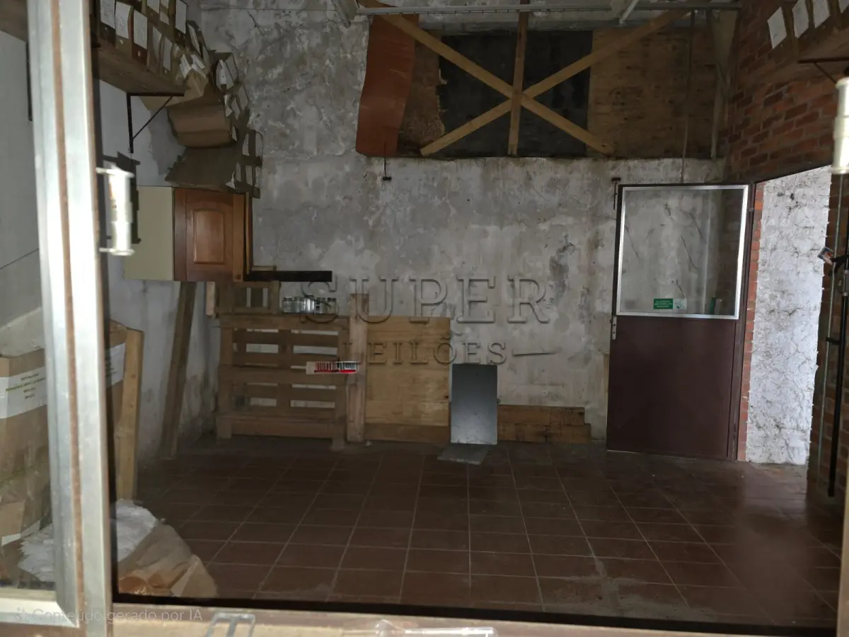 LOTE 000 - UM PRÉDIO DE ALVENARIA, constituído de um salão para fins comerciais, a Rua Ivo Becker, sob número 85,  Cachoeira do Sul/RS