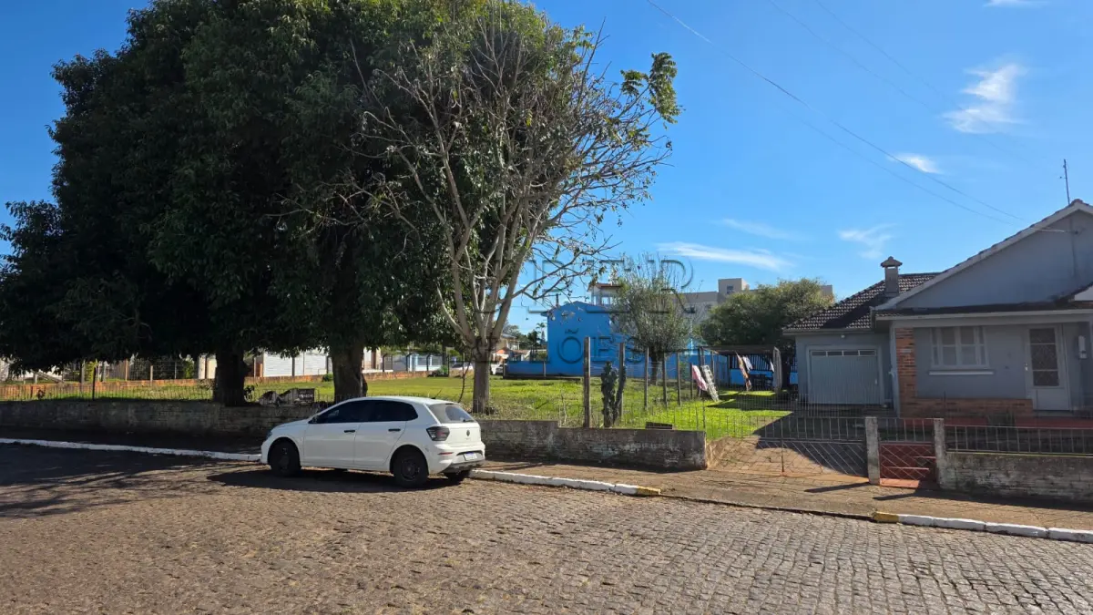 LOTE 006 - Três Terrenos área total 2.722,59m², com uma casa de alvenaria de 193.04m²