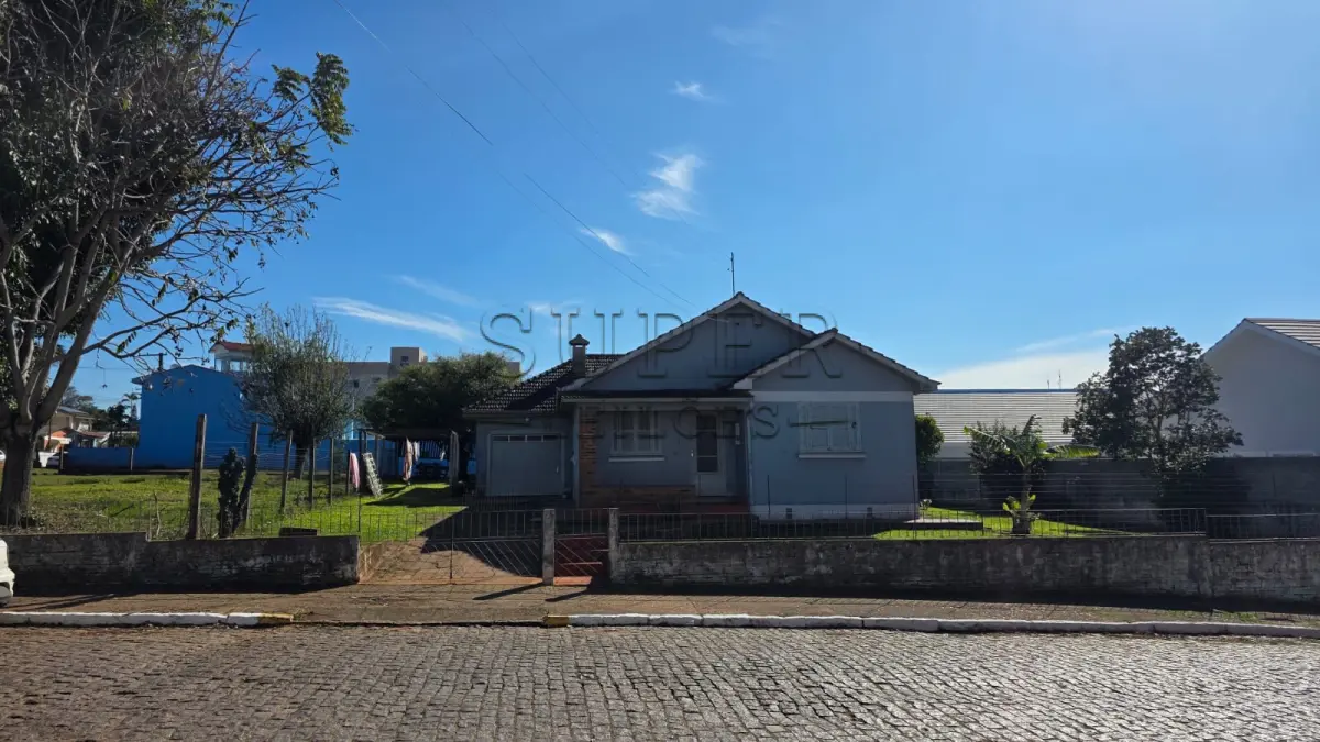 LOTE 006 - Três Terrenos área total 2.722,59m², com uma casa de alvenaria de 193.04m²