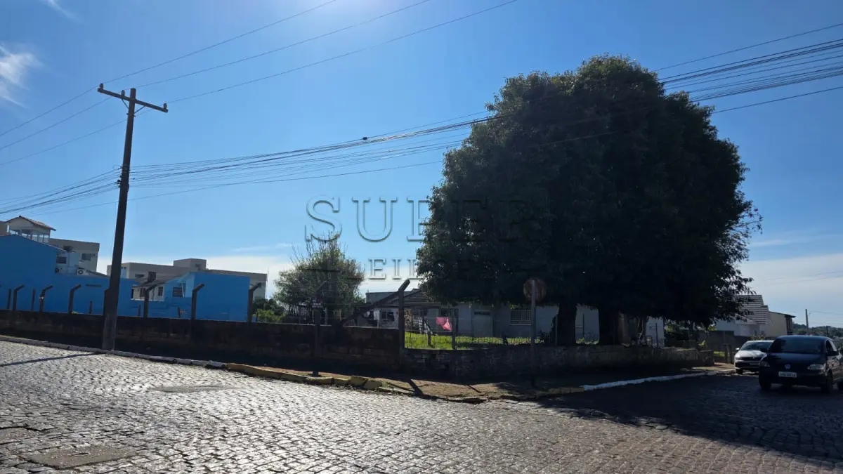 LOTE 006 - Três Terrenos área total 2.722,59m², com uma casa de alvenaria de 193.04m²