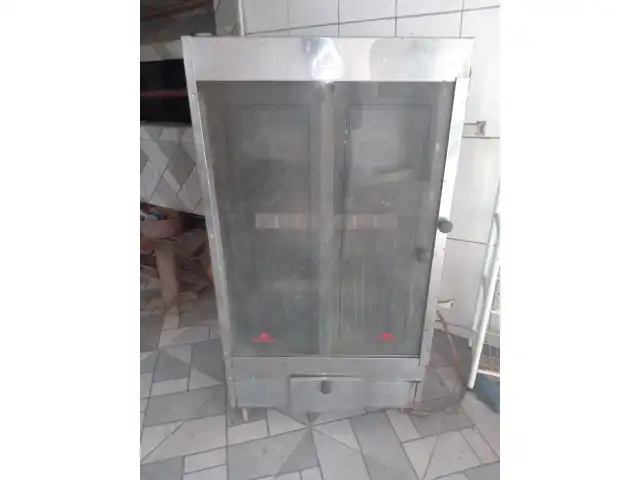 Máquina de assar frangos, Máquina de assar pizzas e  Porta de aço e vidro, medindo 5 x 2 m;