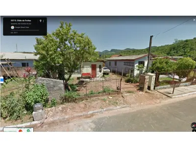 Terreno  de 250m², com duas casas, uma de material necessitando reparos e outra de madeira.(conforme auto do Oficial de justiça)