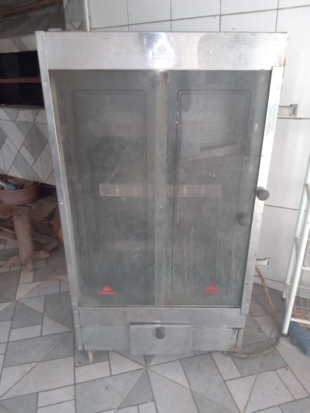 Máquina de assar frangos, Máquina de assar pizzas e  Porta de aço e vidro, medindo 5 x 2 m;