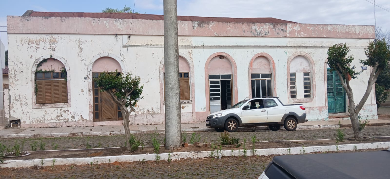 LOTE 003 - UM PRÉDIO construído de tijolos, coberto de telhas, forrado e assoalhado e o respectivo terreno, com Área Remanescente de 966,24m². Conforme matrícula nº 10.749 Livro nº 2 RG do CRI de São Francisco de Assis.
